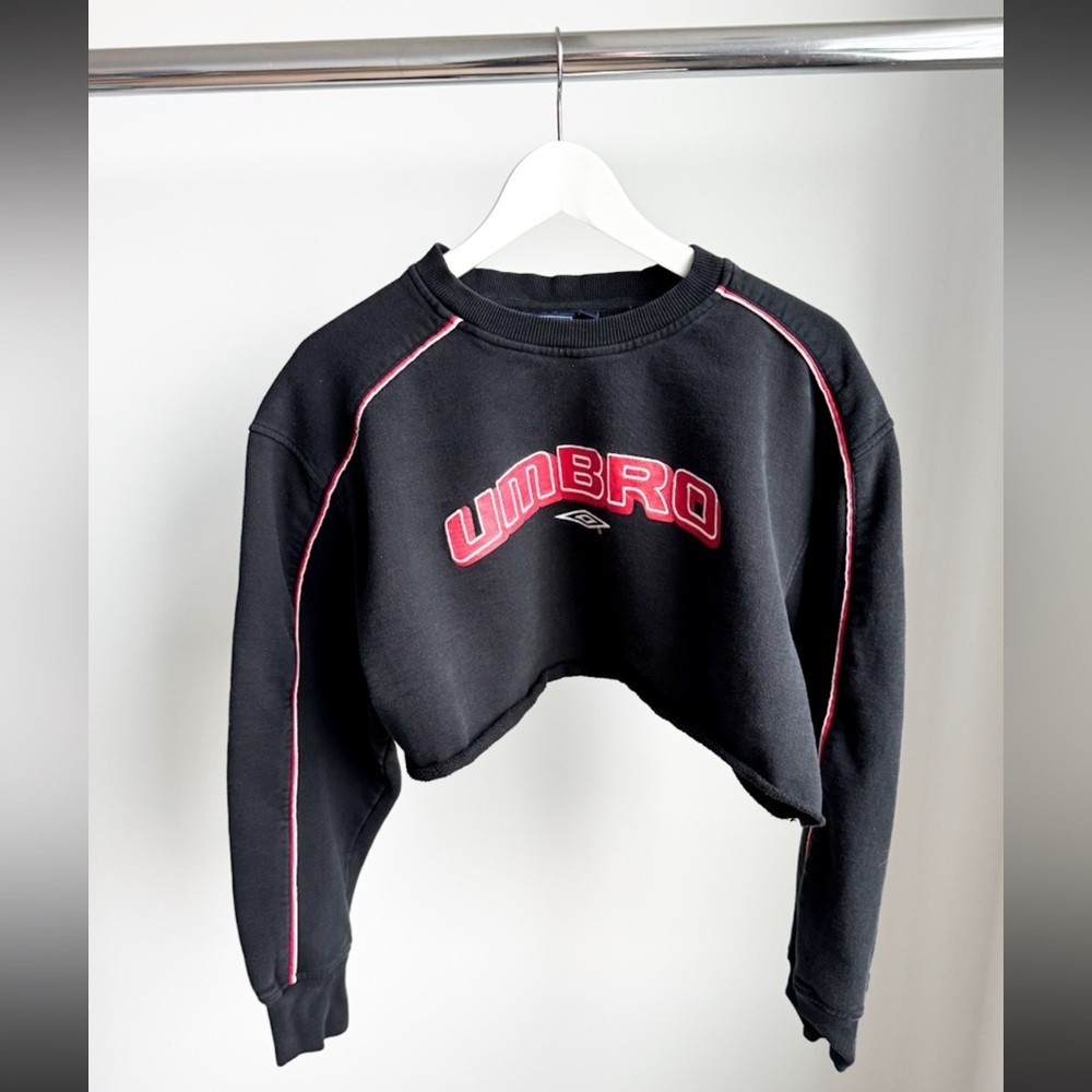 Vtg Umbro Spell Out Cropped Sweatshirt Blk Embroidered M Oversized Reworked